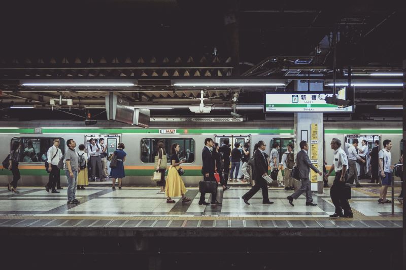 新宿駅で通勤客が行き交う様子